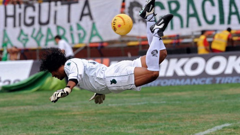 Deretan kiper pemilik tendangan kalajengking, mulai Rene Higuita yang legendaris, hingga kiper andalan Persija Jakarta, Andritany Ardhiyasa. Copyright: © Getty Images